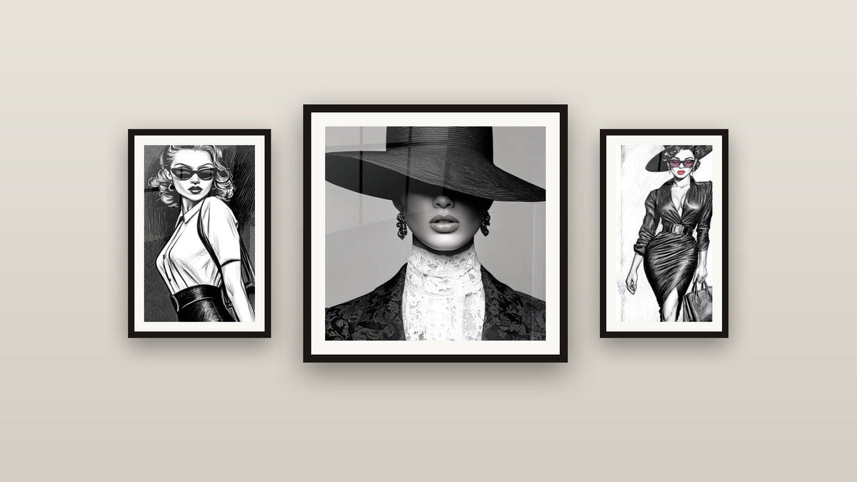 Pared de galería con tres cuadros enmarcados, entre ellos Mujer Sombrero y Moda Vintage