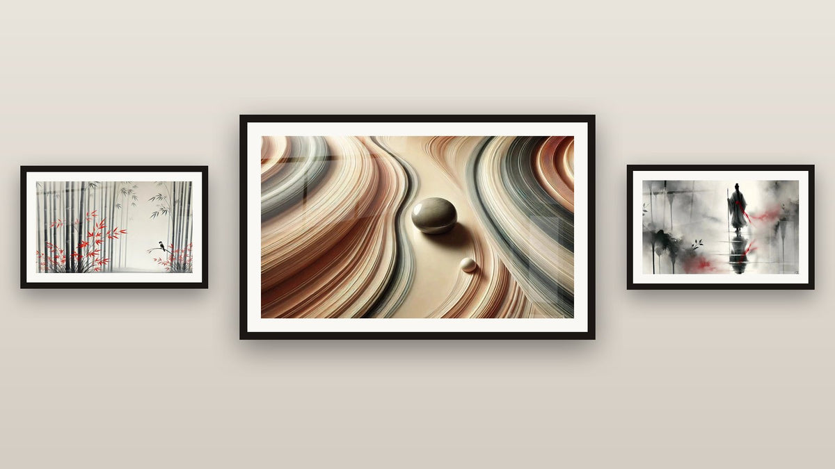 Pared de galería con tres cuadros enmarcados: Luz a Través de los Bambúes, Líneas y Perspectivas y El Sendero del Despertar