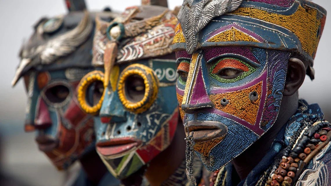 Que signifient les couleurs dans les masques Gelede du Bénin ?