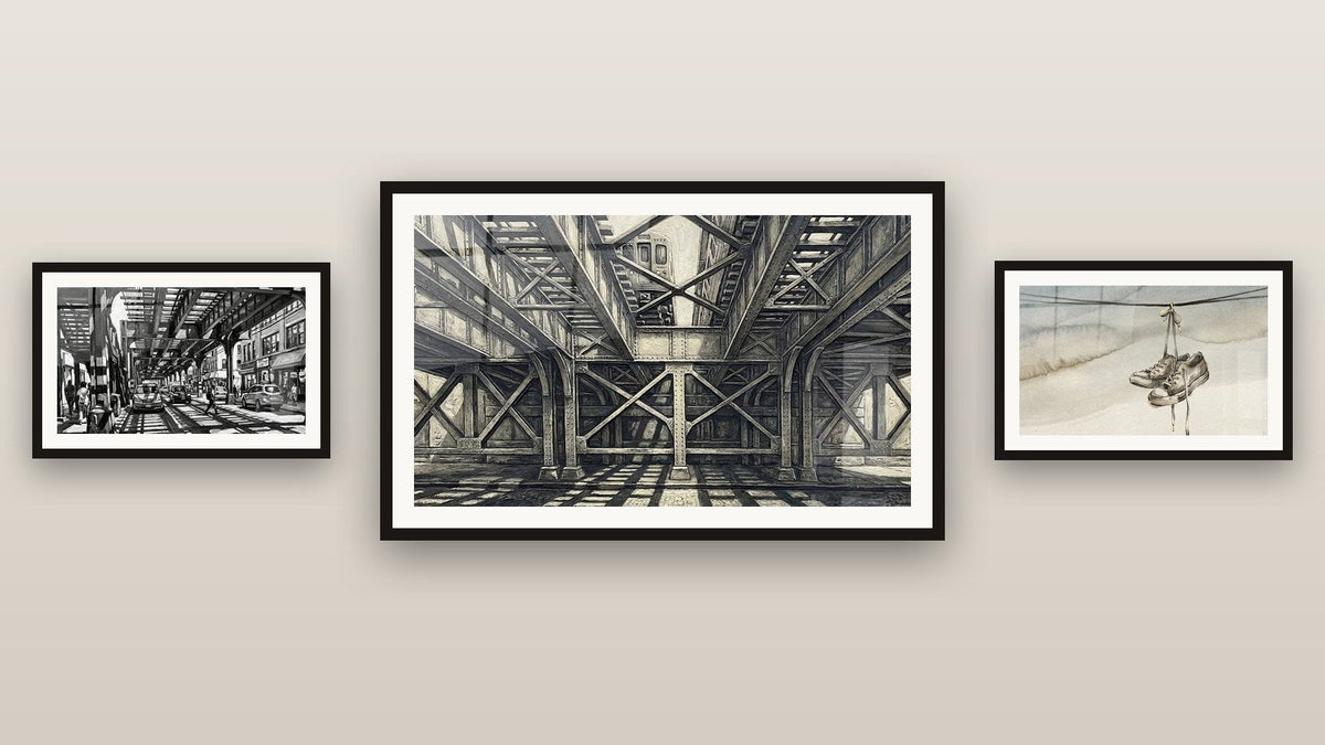 Galerijwand met drie ingelijste schilderijen