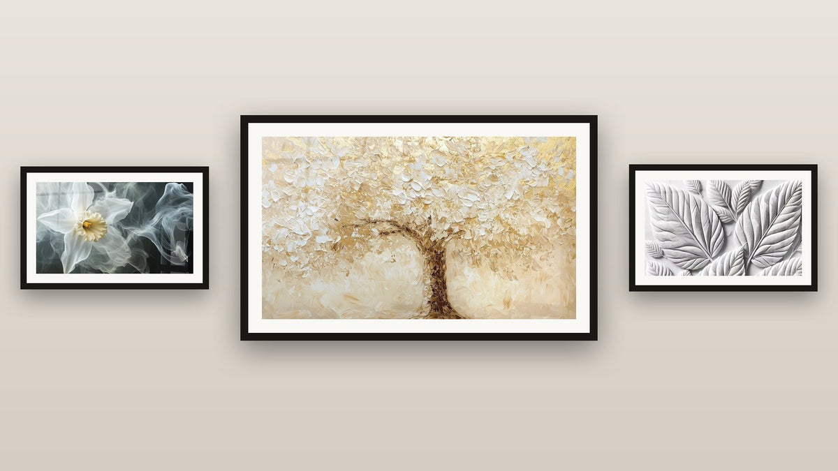 Mur de galerie avec trois tableaux encadrés, dont Narcisse N°1 et Nature en Relief