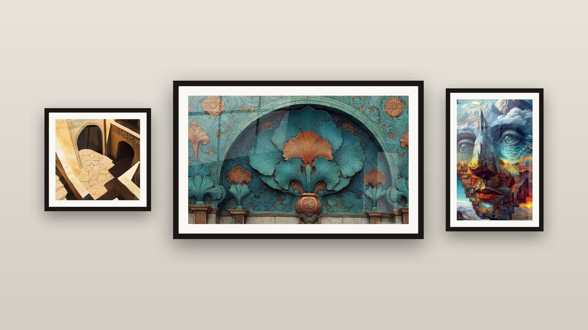 Mur de galerie avec trois tableaux encadrés, dont Visage architectural Cité Mentale et Architecture Reflets d'orient