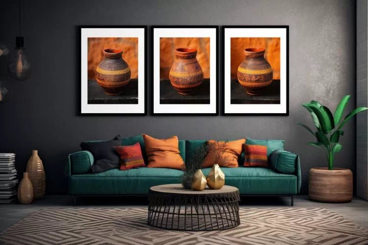 Décor intérieur moderne avec trois pots en terre cuite encadrés au-dessus d'un canapé élégant