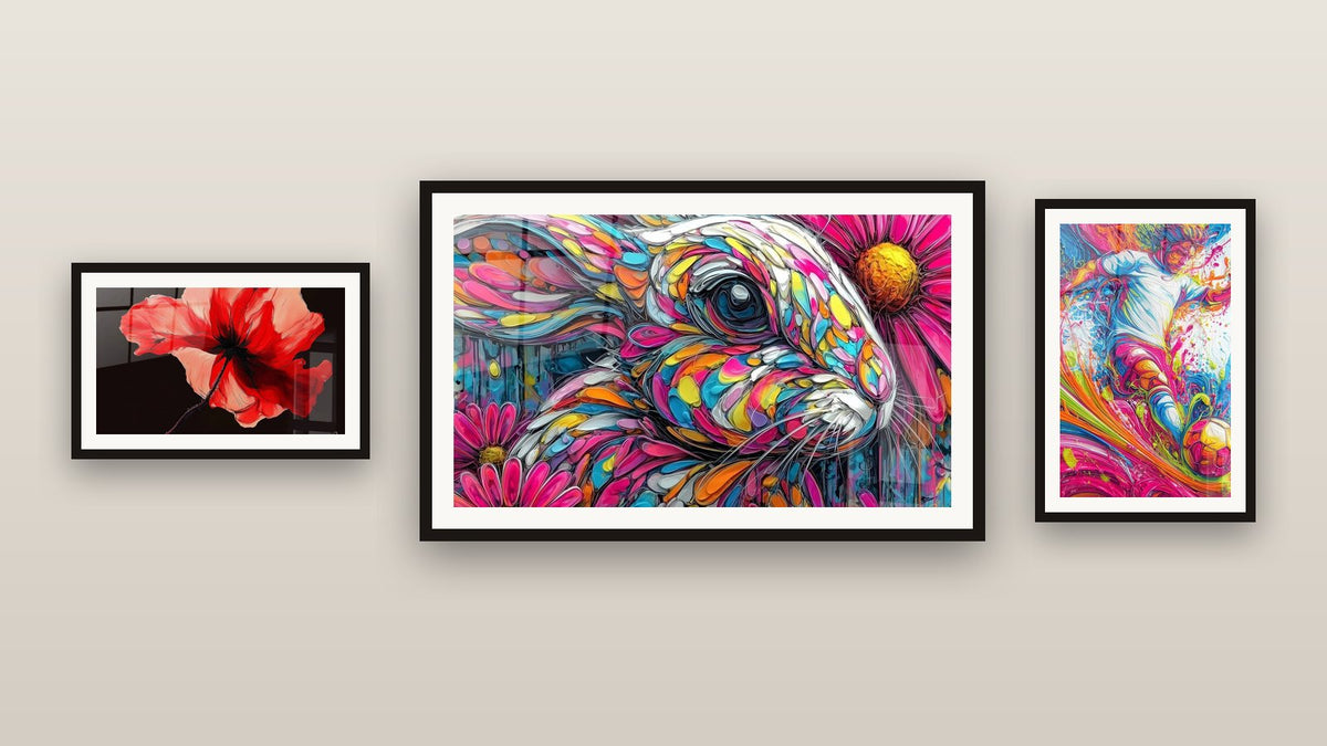 Mur de galerie avec trois tableaux encadrés : Coquelicot N°1, Lapin coloré et Abstrait explosion colorée