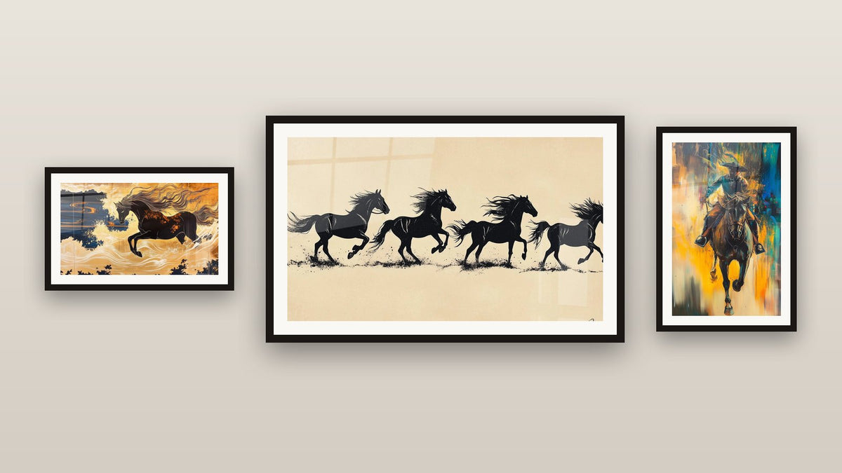Mur de galerie avec trois tableaux encadrés