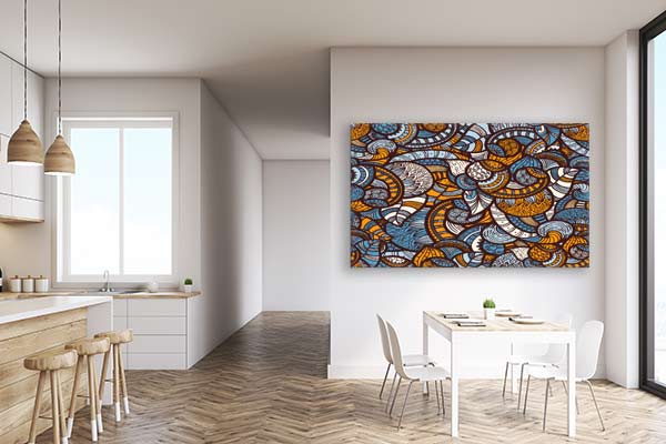 Table à manger moderne avec des chaises blanches et une œuvre d'art colorée sur le mur