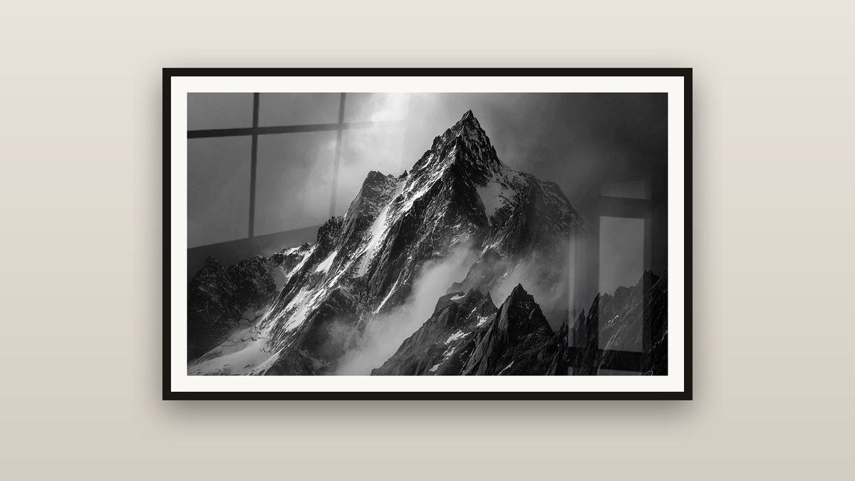 Tableau encadré sur un mur : Montagne Enneigée