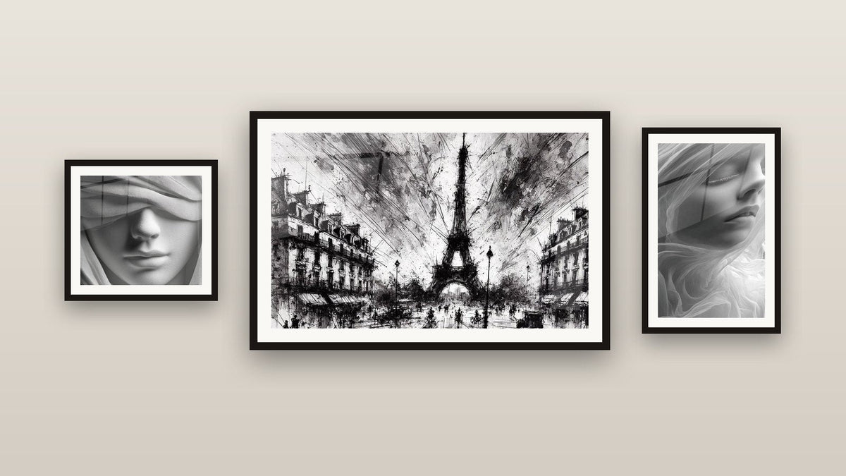 Parete galleria con tre quadri incorniciati: Parigi Bianco e Nero N°2, Donna Piume Eteree e Donna Velata