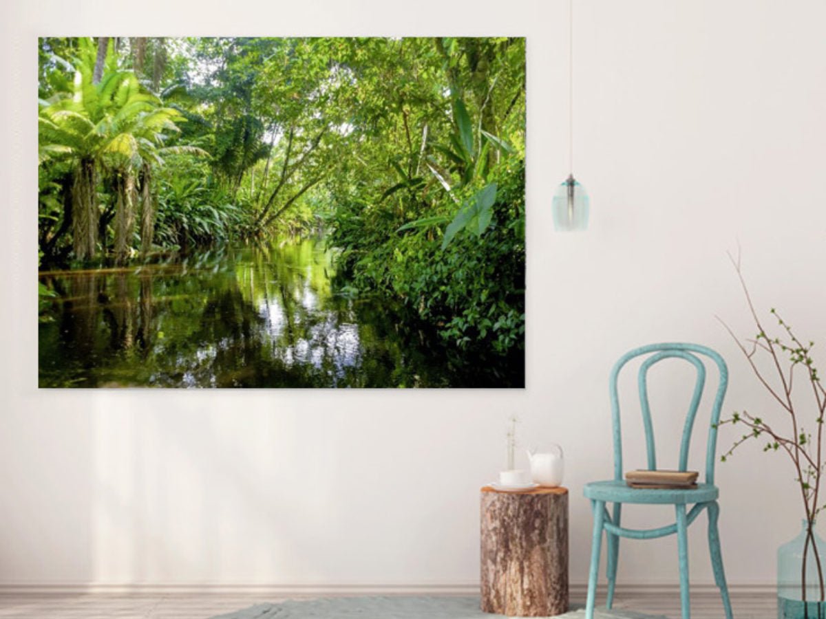 Peinture de forêt tropicale verdoyante avec un ruisseau et des plantes luxuriantes