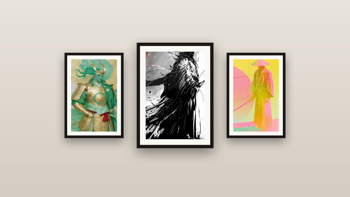Mur de galerie avec trois tableaux encadrés, dont Samouraï en armure dorée et verte