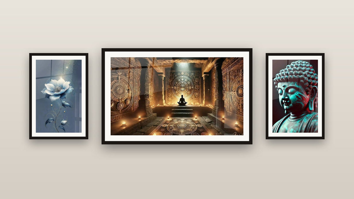 Pared de galería con tres cuadros enmarcados: Calma Turquesa, Poesía en Azul y Santuario Sagrado