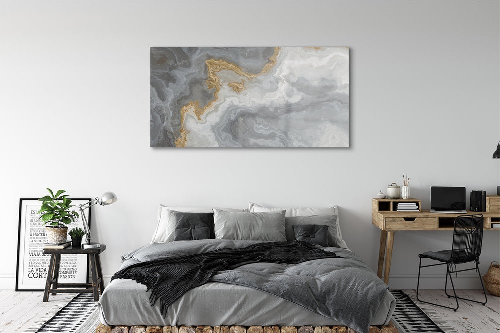 Décor mural en marbre gris et or dans une chambre moderne avec literie élégante