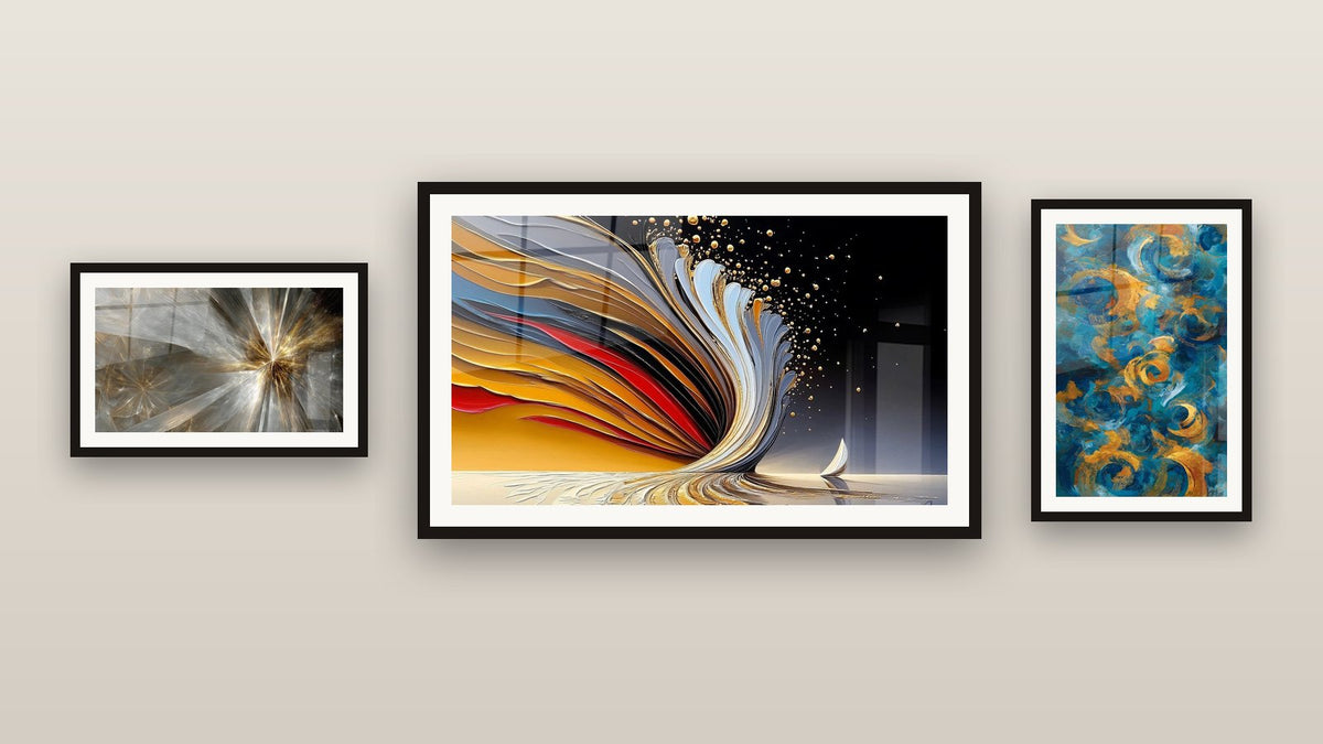 Mur de galerie avec trois tableaux encadrés : Tourbillons dorés, Rayons lumineux dorés et Tourbillon dynamique doré