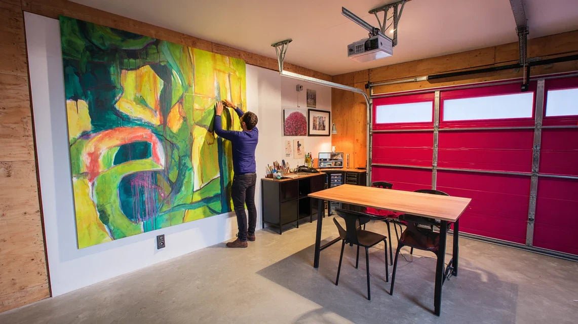 Une œuvre murale dans un garage réaménagé en pièce polyvalente