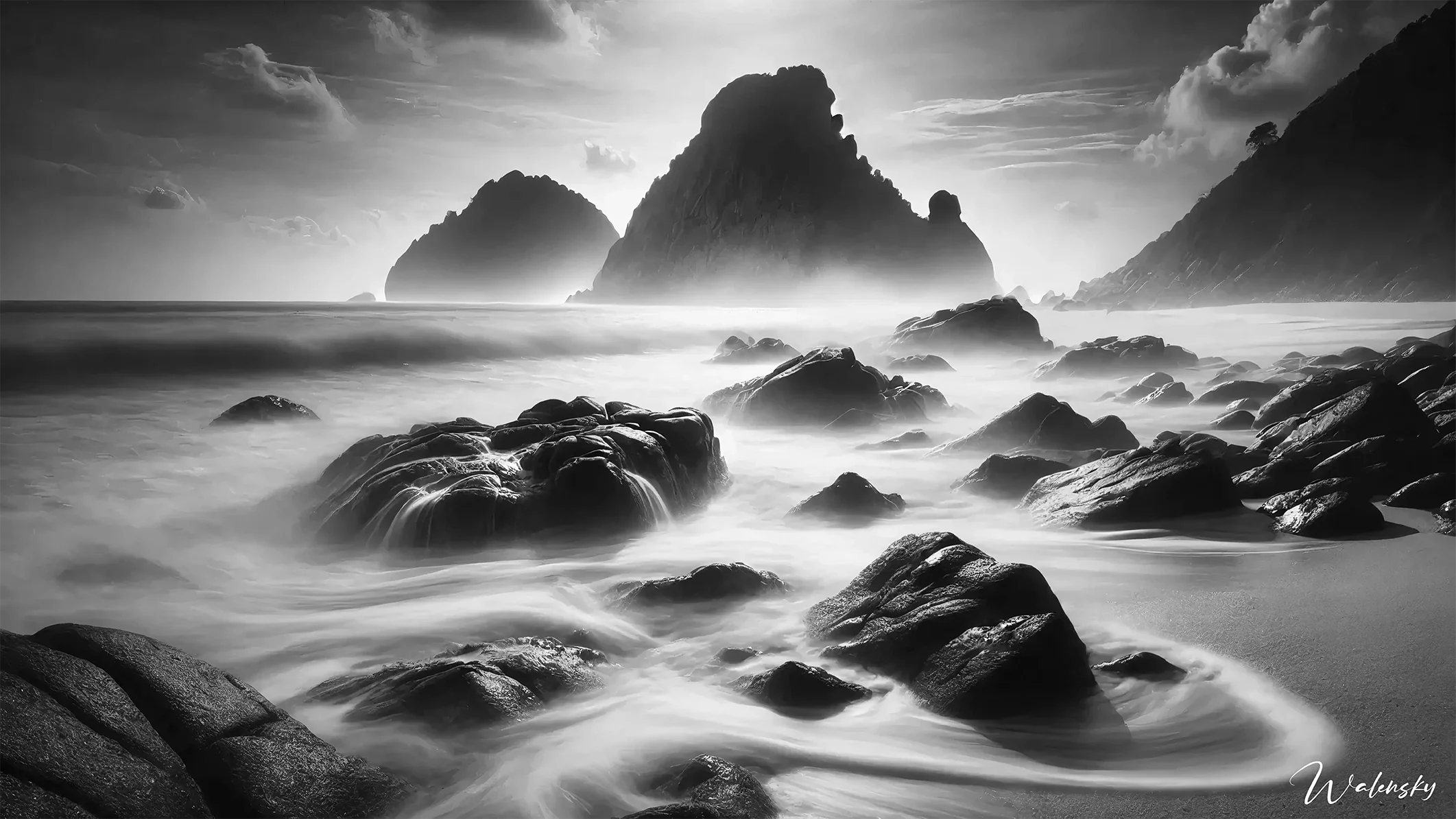 Tableau paysage noir et blanc dévoilant une vue spectaculaire de nature sauvage où le jeu d'ombre et de lumière sublime les reliefs et textures, créant une atmosphère contemplative et intemporelle.