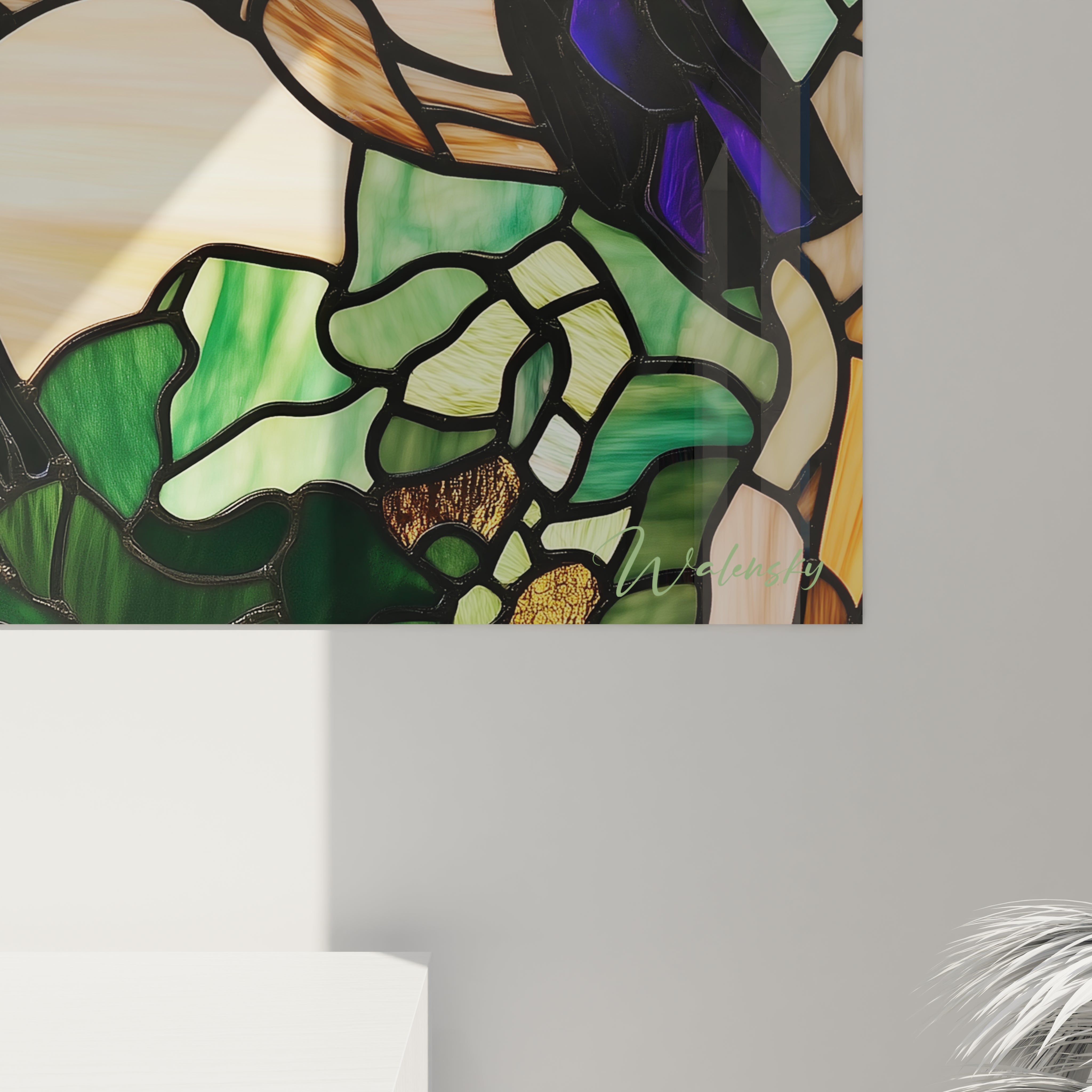 Tableau corbeau inspiré de l'art du vitrail, où trois oiseaux noirs aux reflets bleutés sont représentés en pleine interaction. La surface est divisée en multiples segments colorés verts, ambrés et beiges, organisés selon un motif organique avec des contours noirs prononcés.