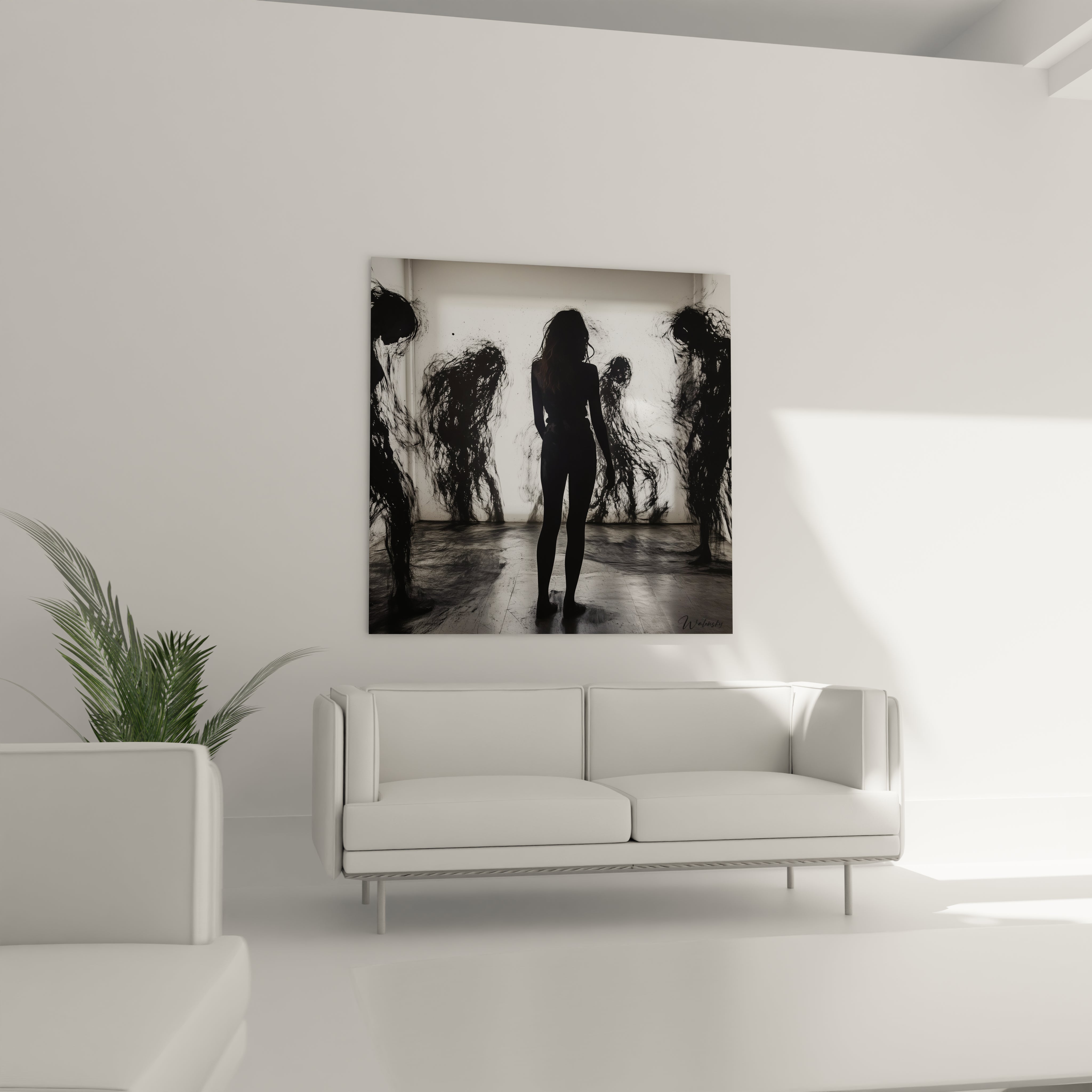 Tableau en noir et blanc représentant une figure féminine de dos face à des éclaboussures d'encre dynamiques qui semblent jaillir des murs, créant une atmosphère contemplative renforcée par le jeu d'ombres sur un plancher lustré.