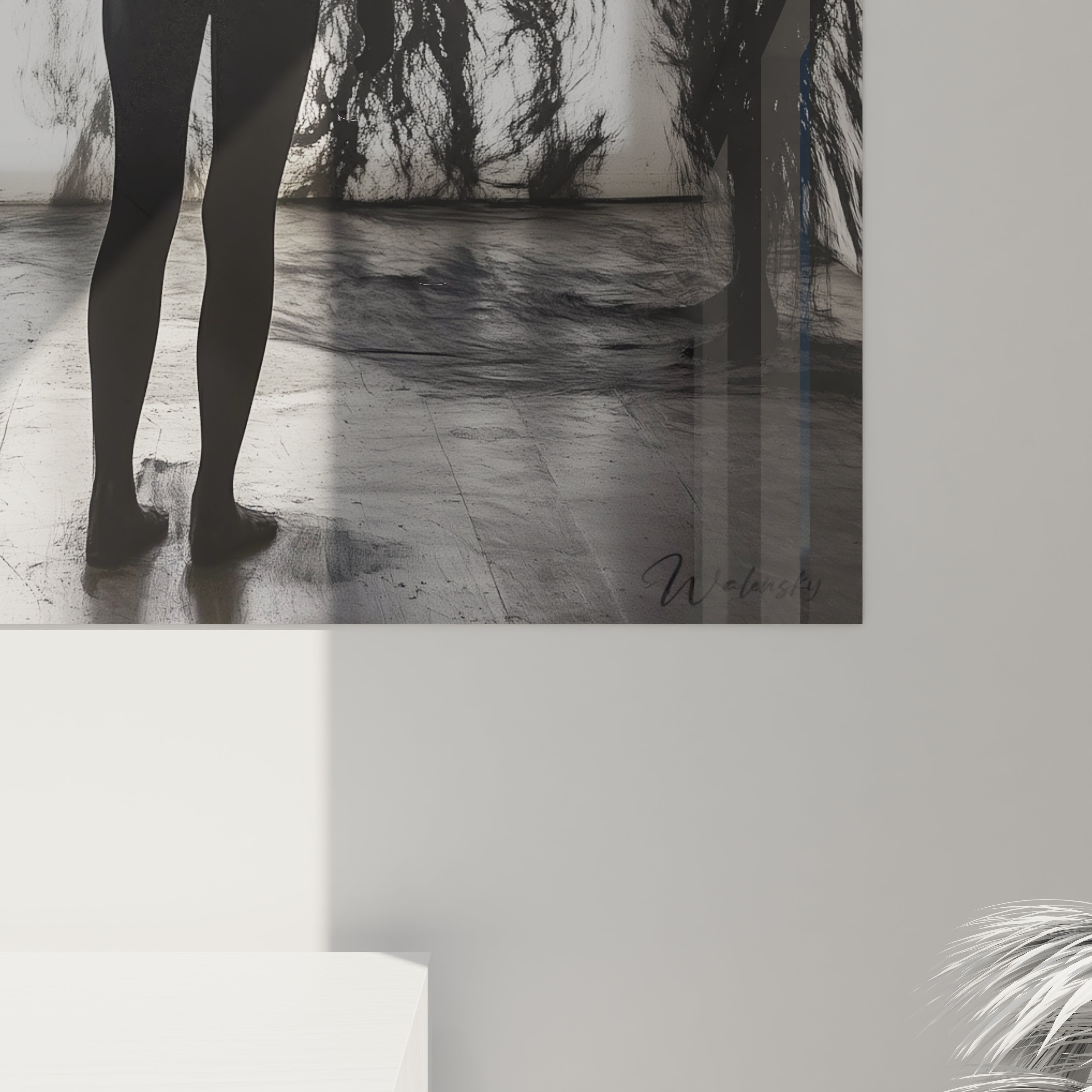 Tableau minimaliste capturant une silhouette humaine solitaire dans un espace blanc envahi de projections d'encre noire, où les contrastes prononcés et les textures filamenteuses créent une tension visuelle entre présence et absence.