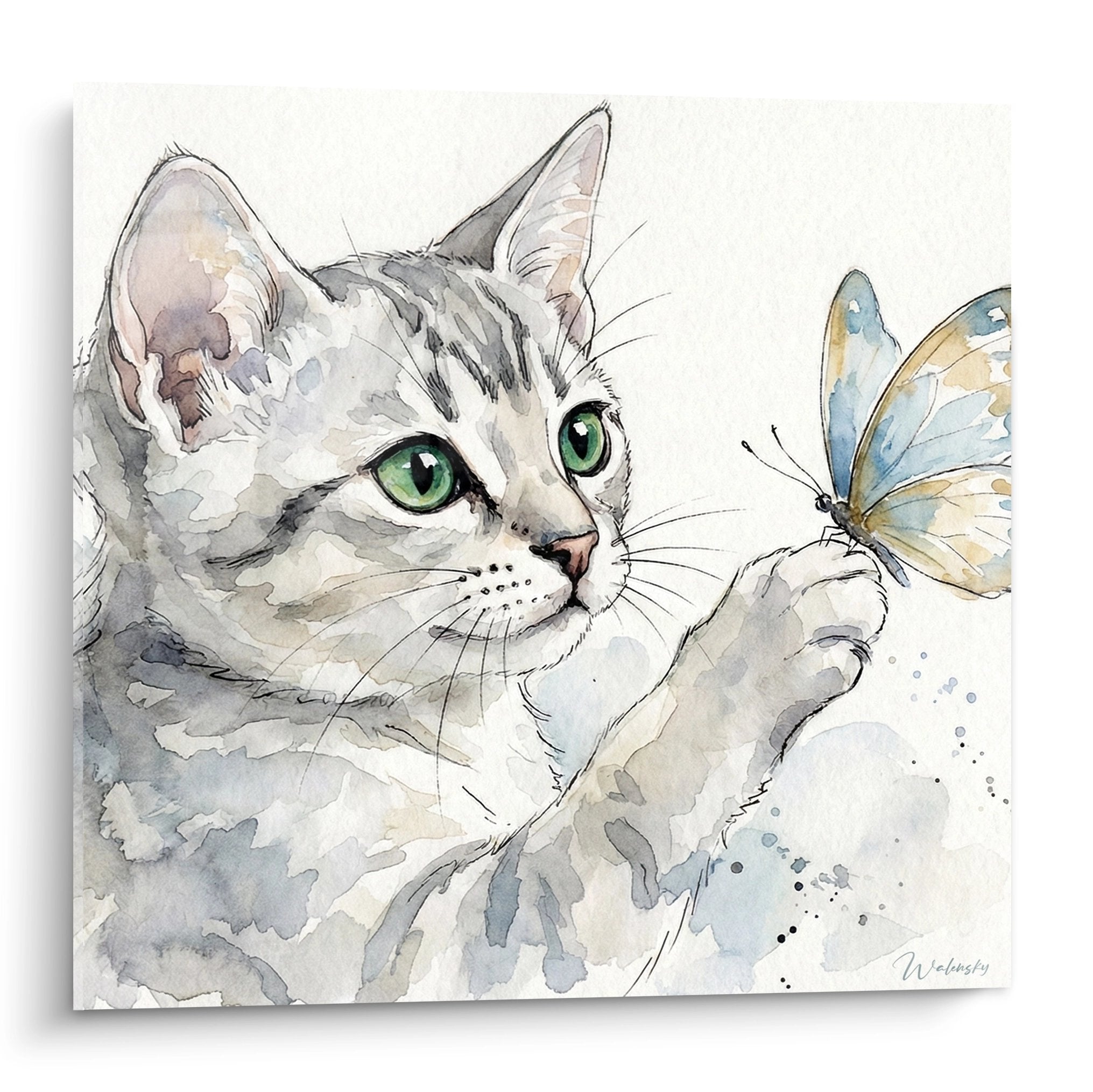 Aquarellgemälde einer grauen Katze mit grünen Augen, die einen blauen Schmetterling beobachtet, zarter künstlerischer Stil