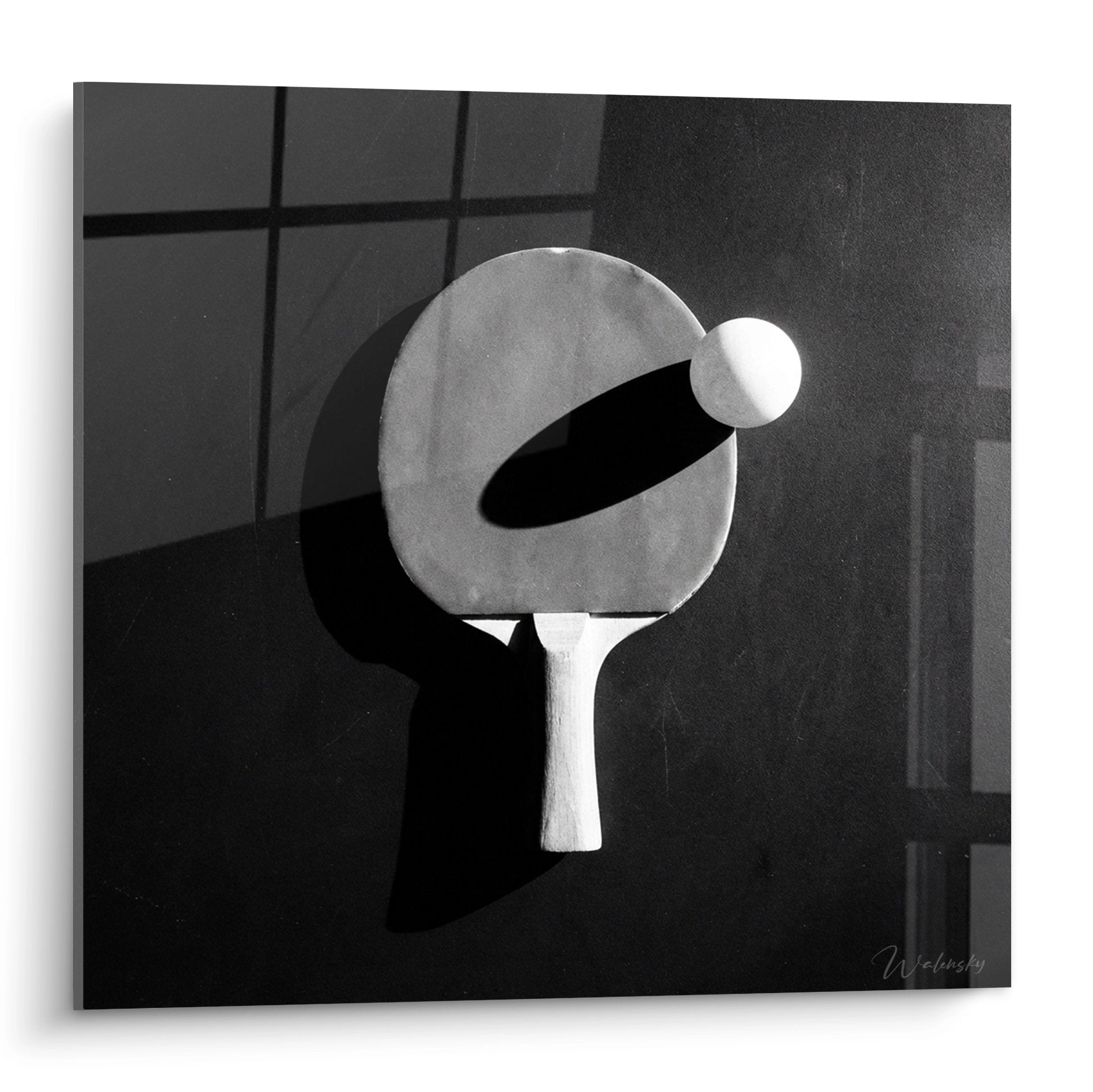 Tableau ping pong artistique noir et blanc avec raquette et balle en composition geometrique minimaliste