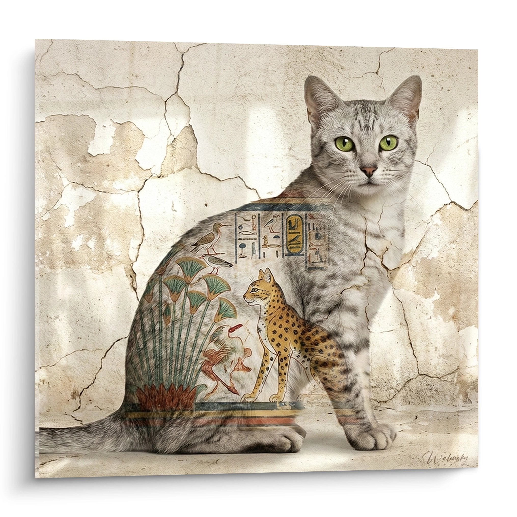 Gatto Egyptian Mau con occhi verdi davanti a un affresco egiziano antico con geroglifici e leopardo su muro screpolato