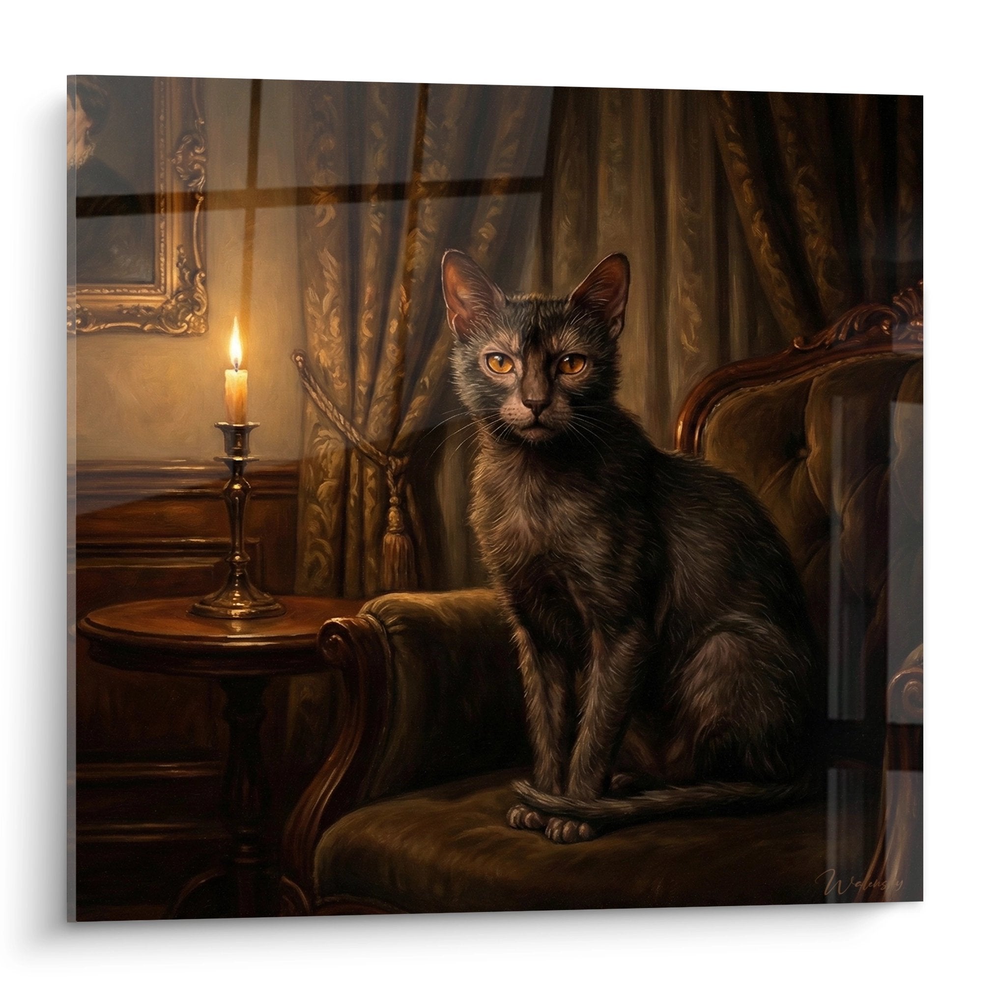 Gatto Lykoi aristocratico con occhi ambra seduto in poltrona vittoriana con lampadario e tende dorate