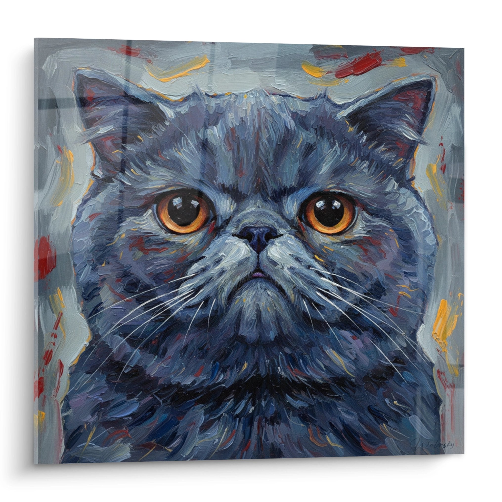 Ritratto artistico di un gatto Exotic Shorthair con mantello blu-grigio e occhi ambrati dorati su sfondo neutro
