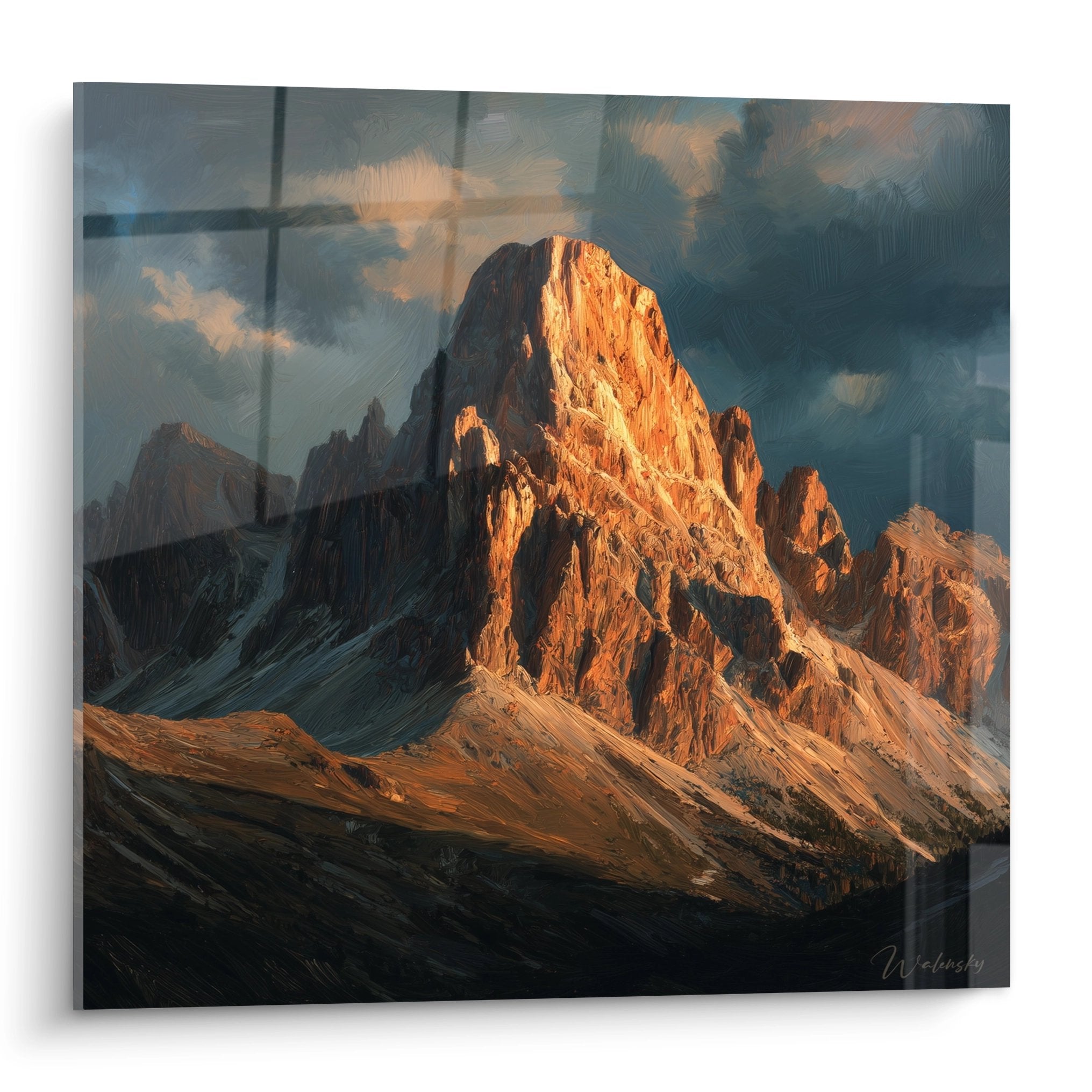 Quadro della vetta rocciosa delle Dolomiti illuminata dall'alpenglow arancione al tramonto con cielo temporalesco drammatico