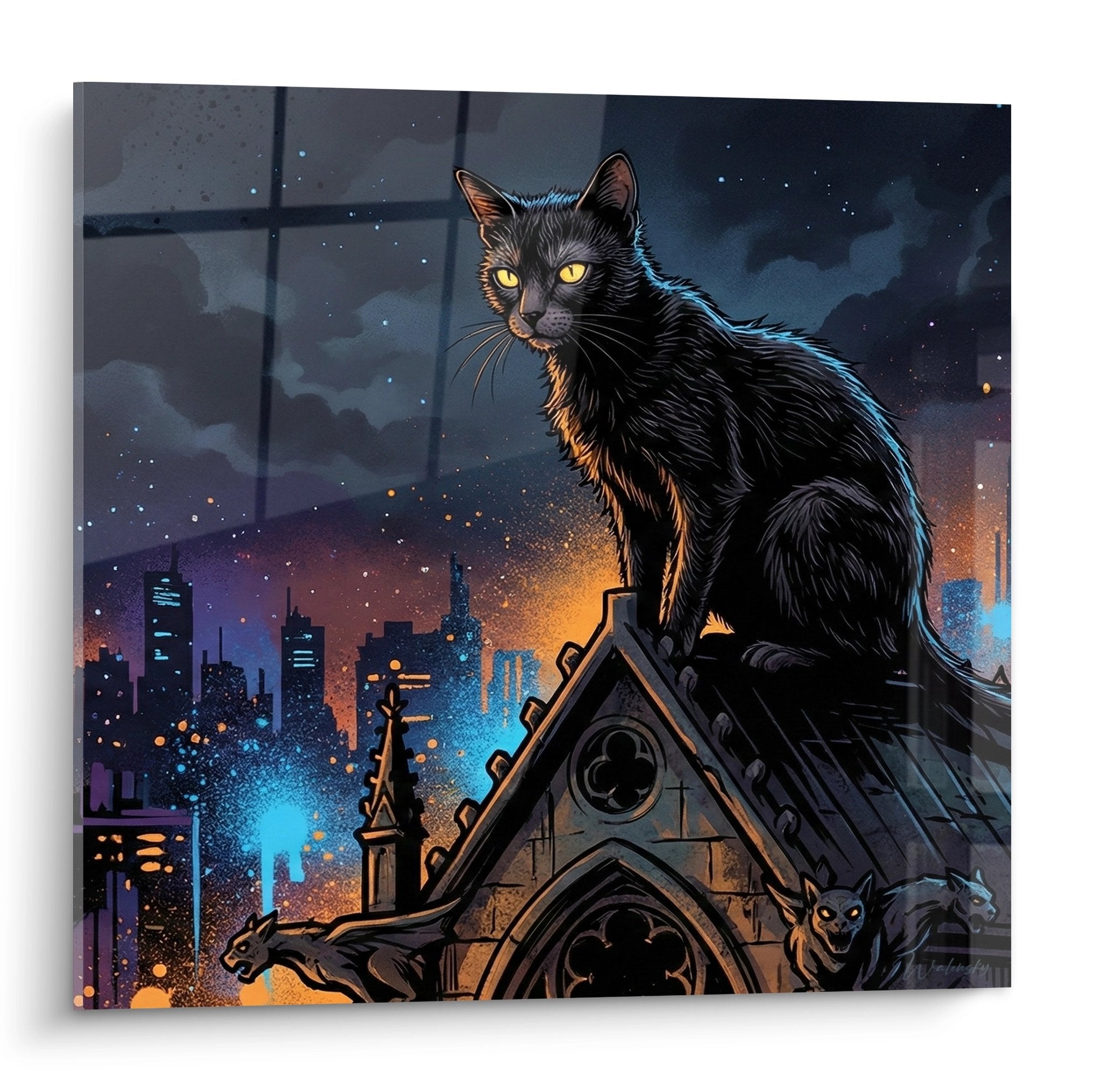 Gatto nero con occhi dorati appollaiato su una cattedrale gotica con skyline urbano notturno sullo sfondo
