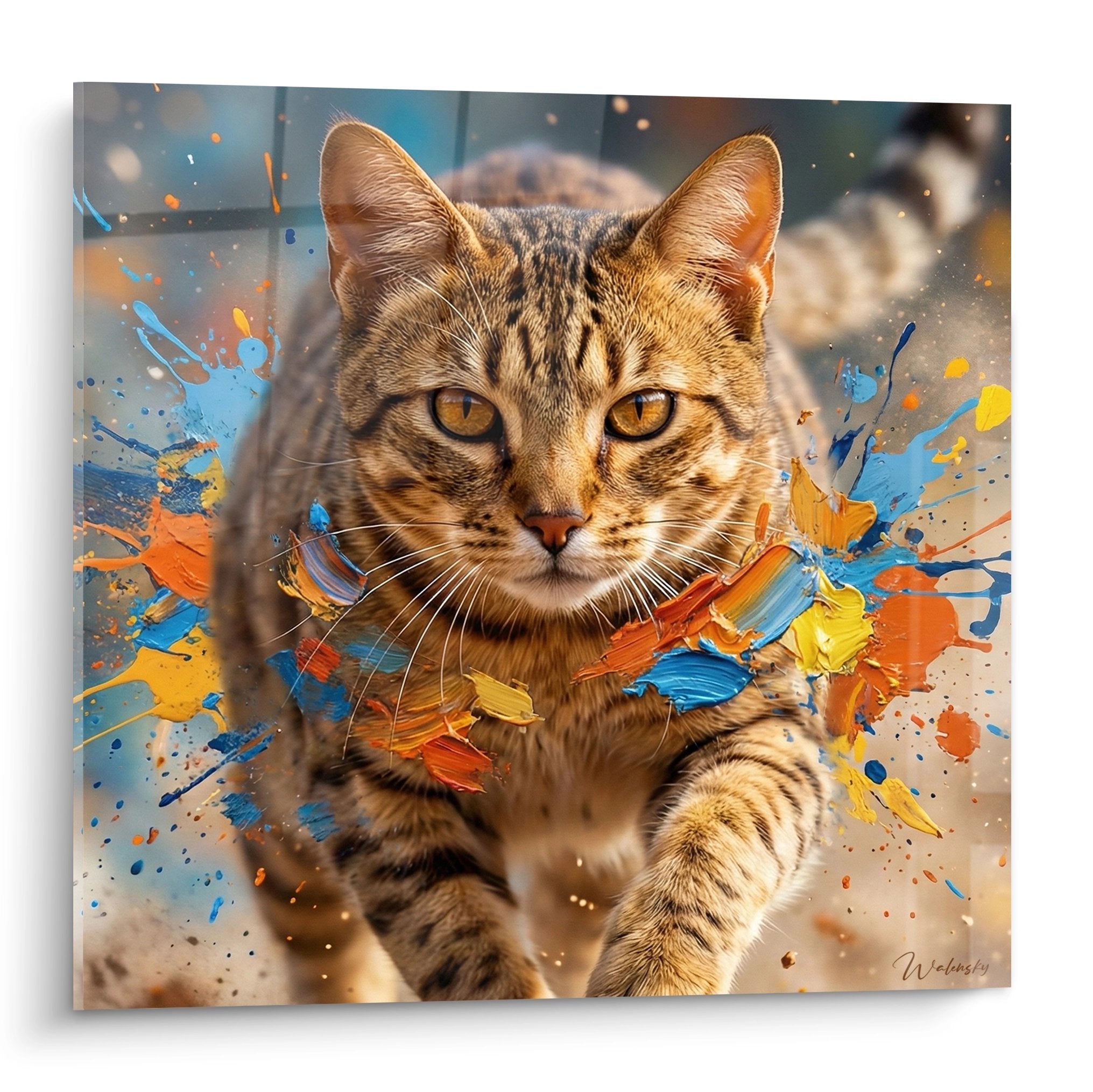 Tableau artistique chat Ocicat aux yeux dorés entouré d'éclaboussures de peinture bleue orange et jaune