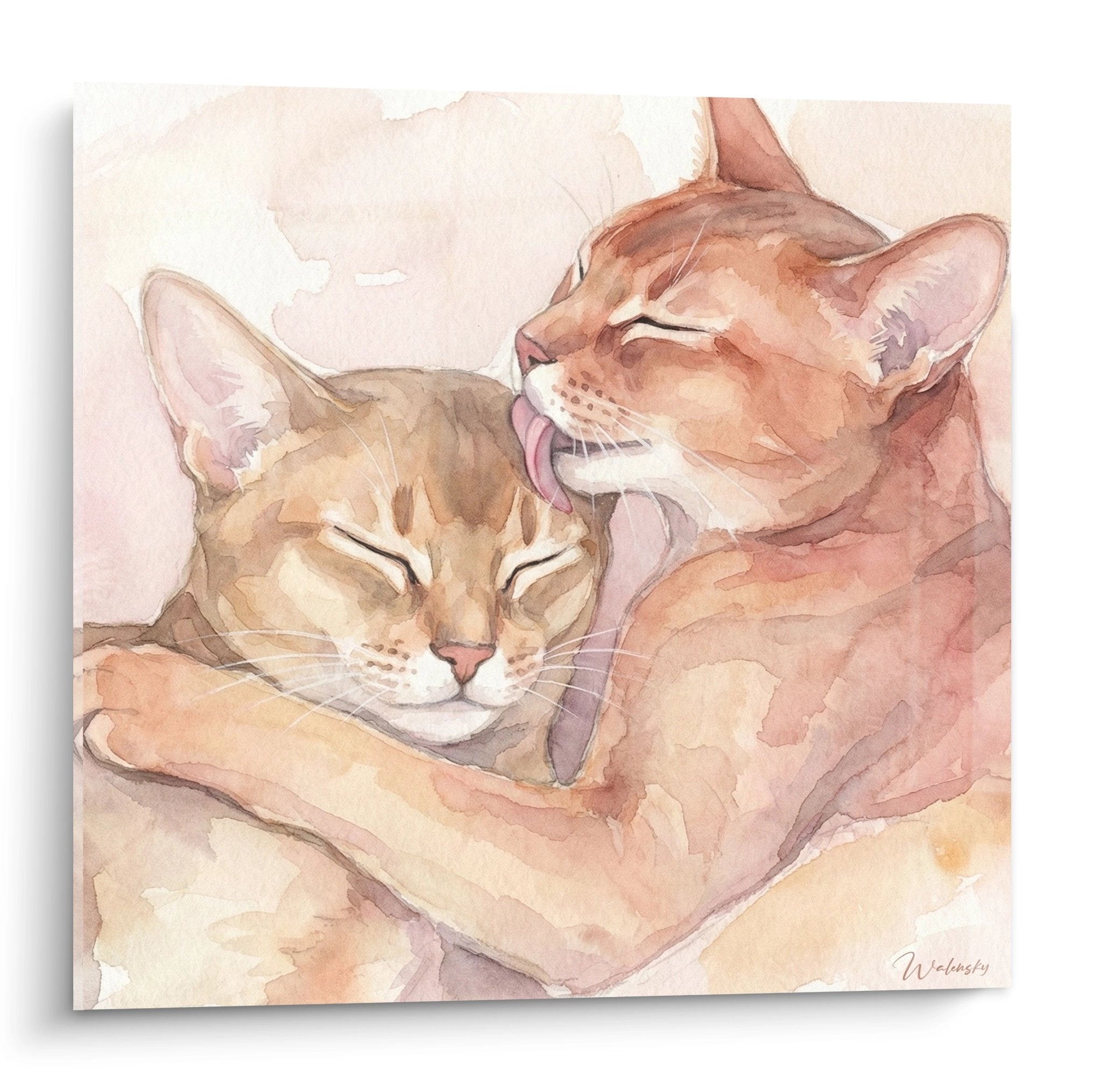 Acquerello di due gatti abissini abbracciati che mostrano tenerezza e complicità su fondo beige morbido