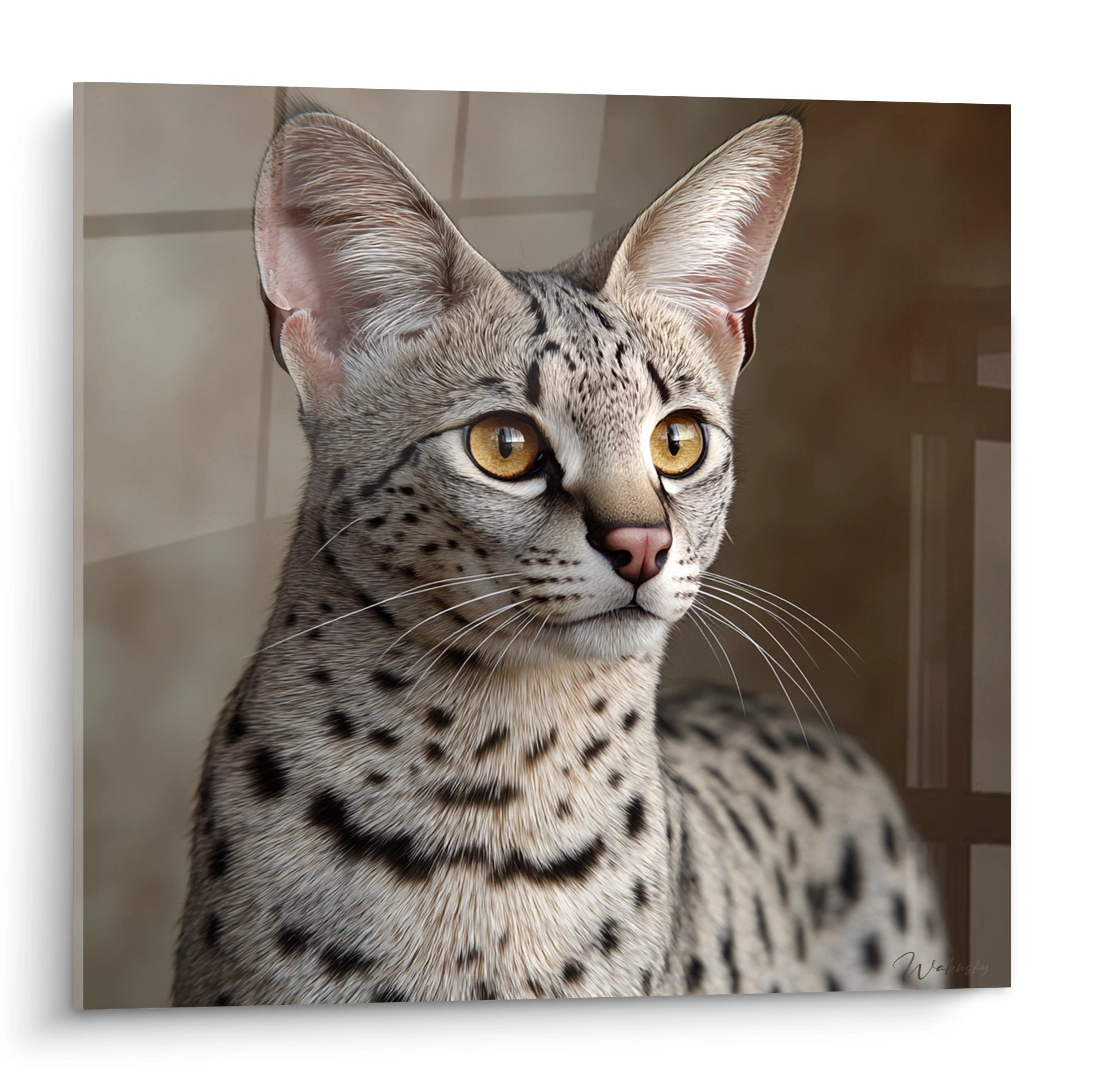 Portrait artistique de chat Savannah aux yeux dorés avec pelage tacheté argenté sur tableau mural décoratif