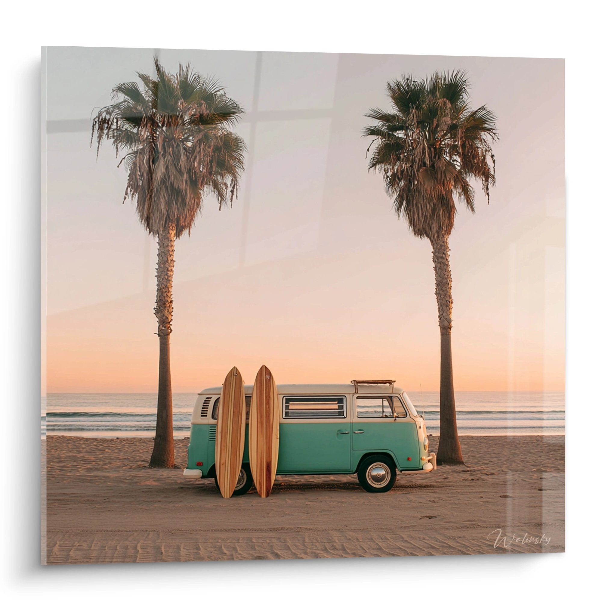 Tableau van vintage turquoise avec planches surf entre palmiers au coucher soleil sur plage californienne