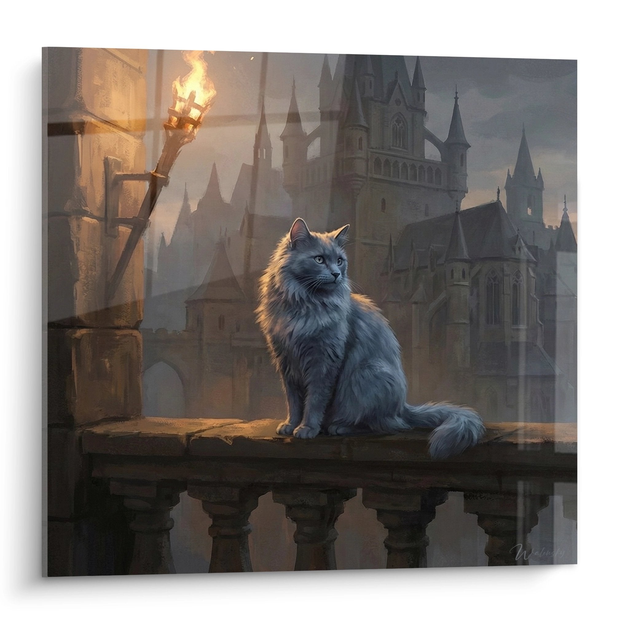 Grau-blaue Nebelung-Katze sitzt auf gotischem Balkon mit brennender Fackel und nebeligem Schloss im Mittelalter-Hintergrund