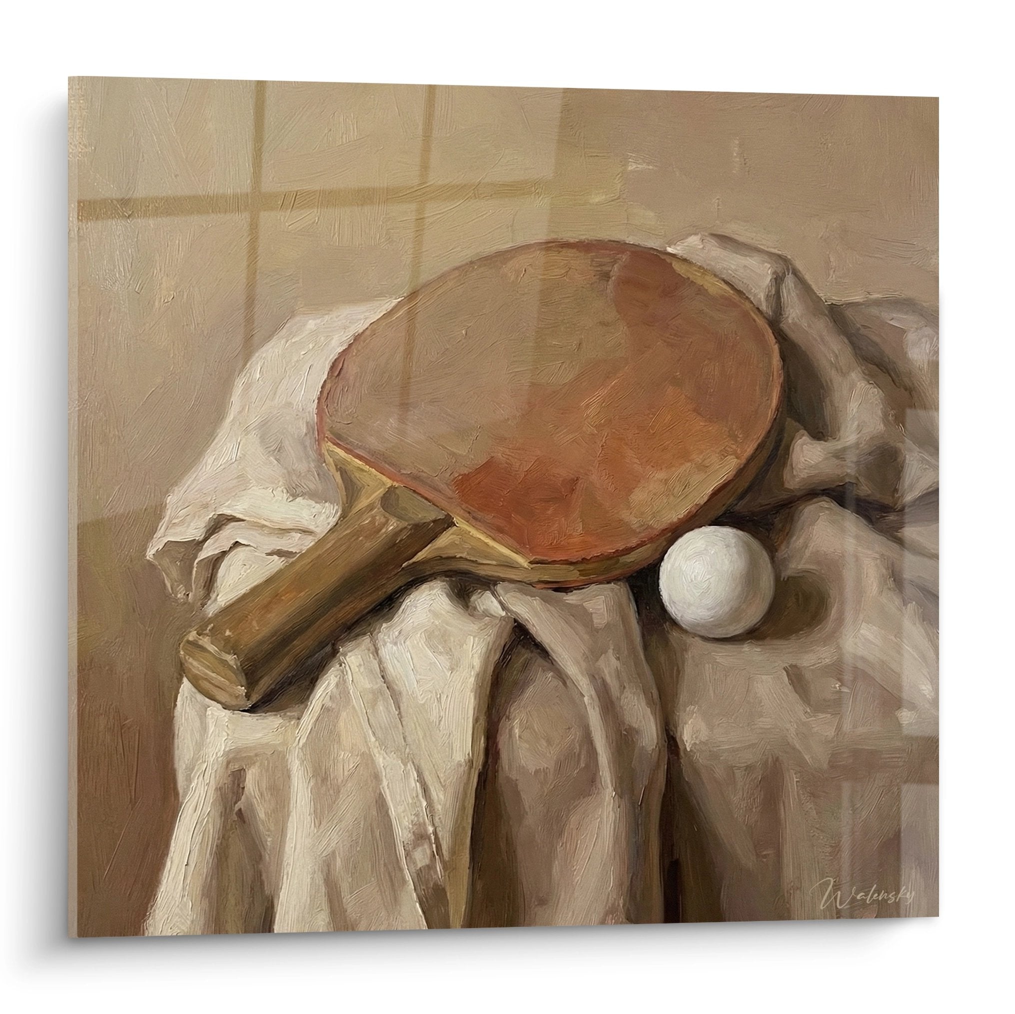Nature morte artistique avec raquette de ping pong vintage sur tissu blanc et balle, tons ocre et beige