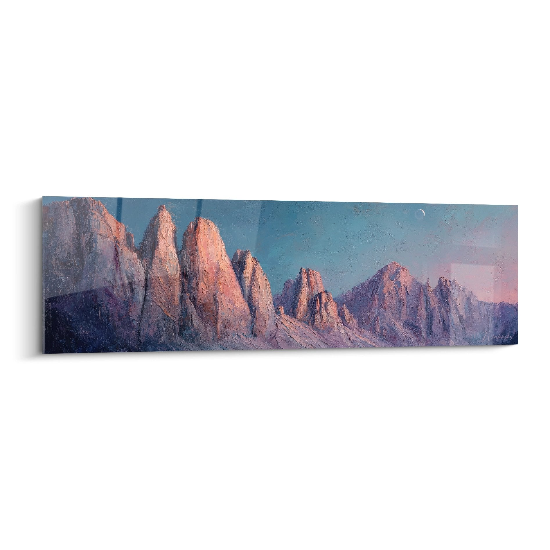 Quadro panoramico delle Dolomiti al tramonto con alpenglow rosa sulle vette calcaree