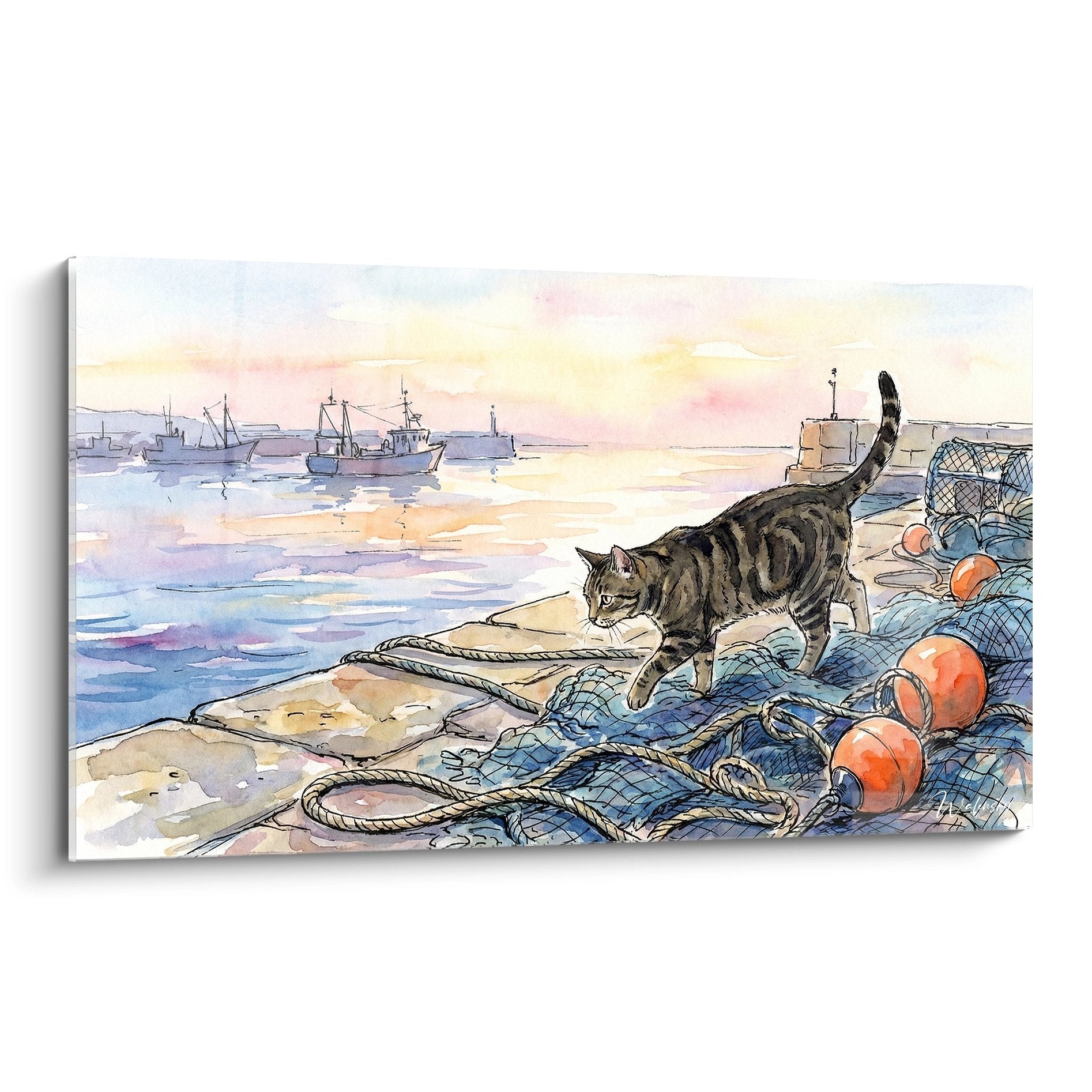 Chat European Shorthair tigré explorant port de pêche avec filets et bouées, aquarelle maritime au coucher soleil