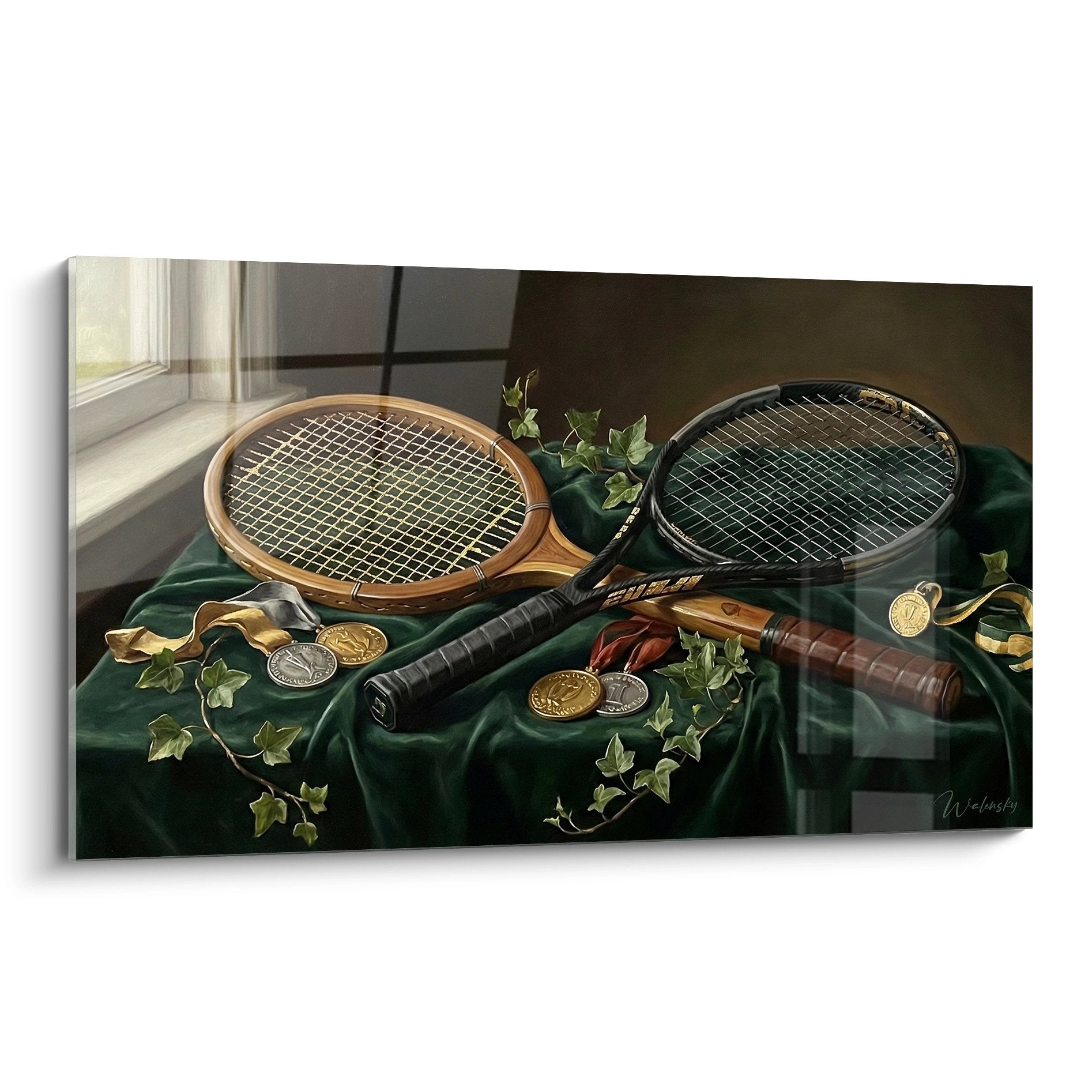 Tableau nature morte tennis avec raquettes vintage en bois et moderne, medailles sur velours vert avec lierre
