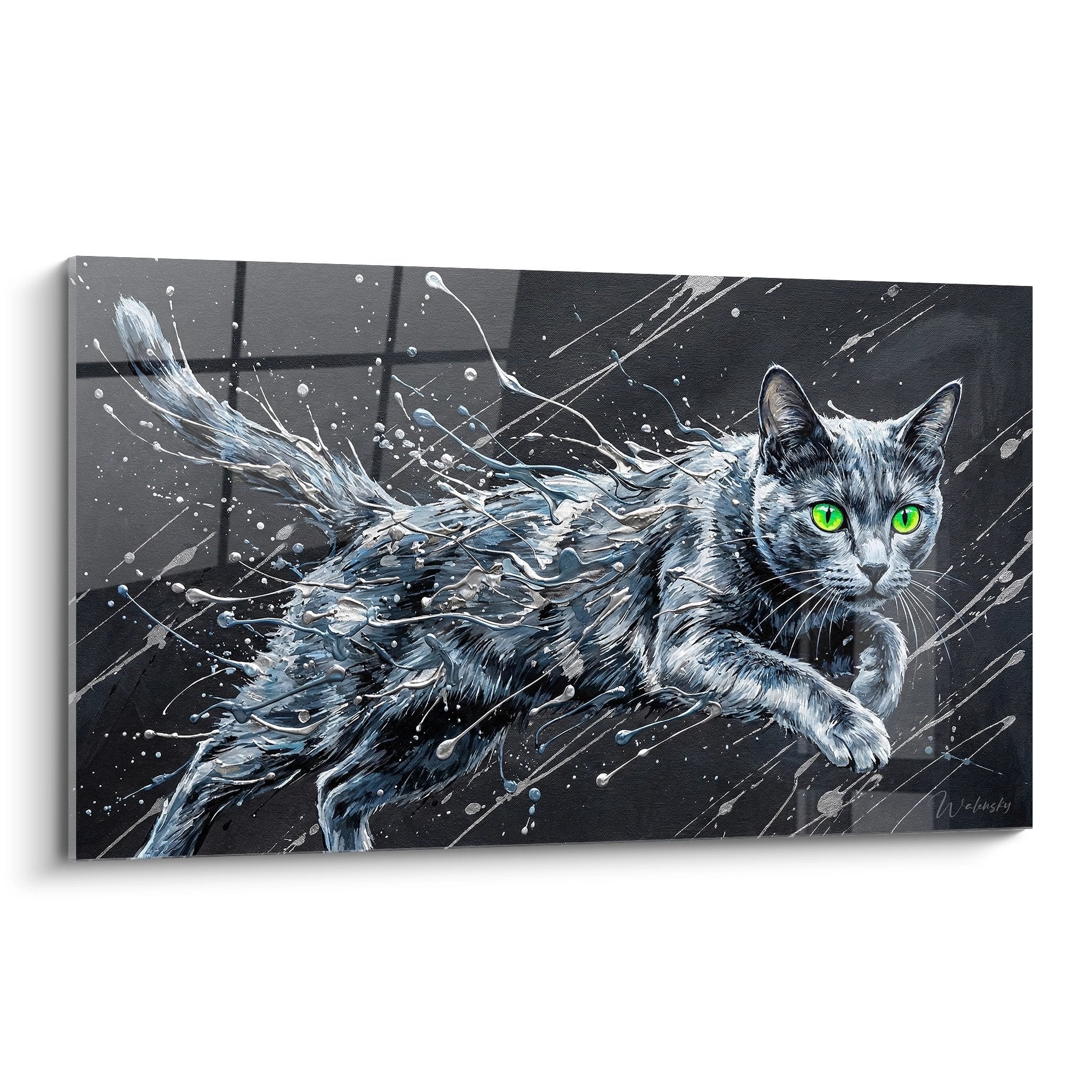 Tableau artistique chat Korat gris aux yeux verts dans eclaboussures eau sur fond sombre decoration murale