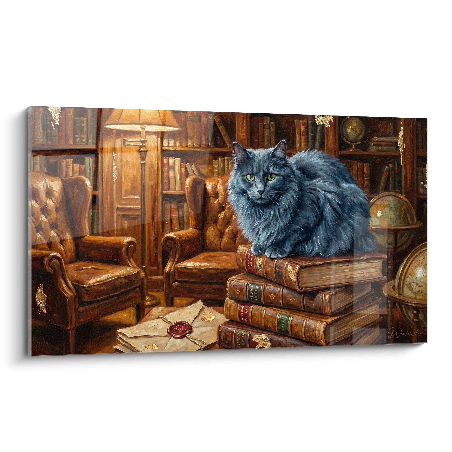 Graues Nebelung-Katzenbild mit grünen Augen, sitzend auf einem Stapel antiker Bücher in einer klassischen Bibliothek mit Lampe