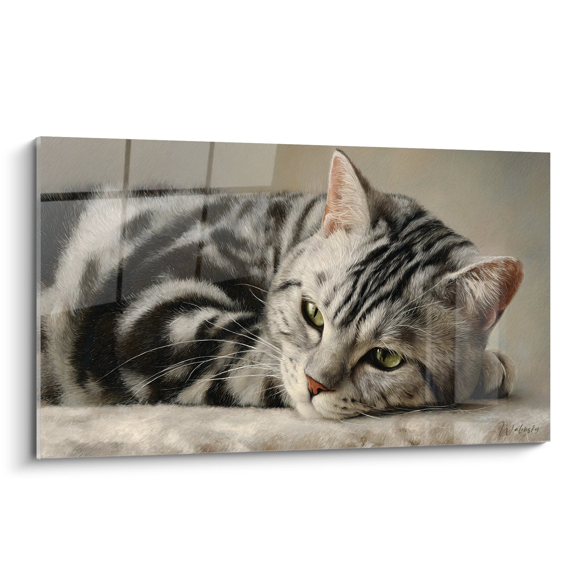 Tableau chat American Shorthair silver tabby allongé aux yeux verts sur fond beige, art mural félin décoratif