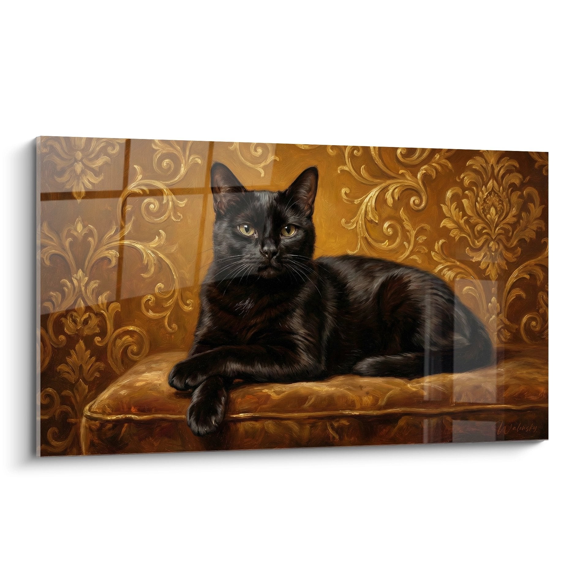 Tableau décoratif chat noir aux yeux dorés sur coussin baroque avec motifs dorés ornementés