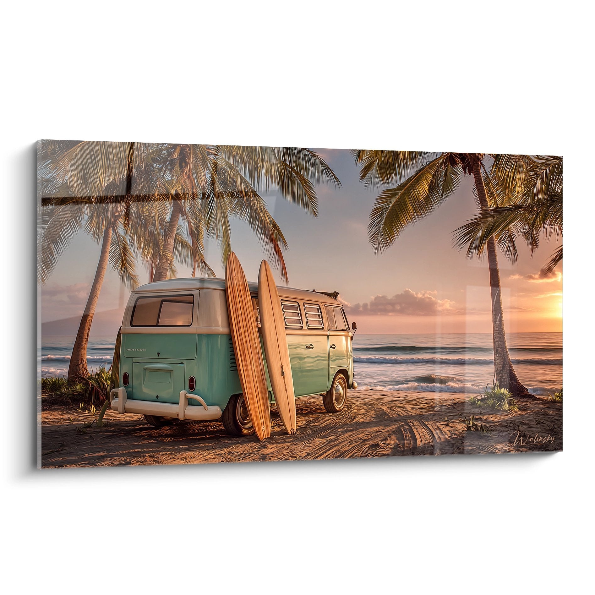 Tableau van surf vintage turquoise avec planches sur plage tropicale au coucher de soleil entre palmiers