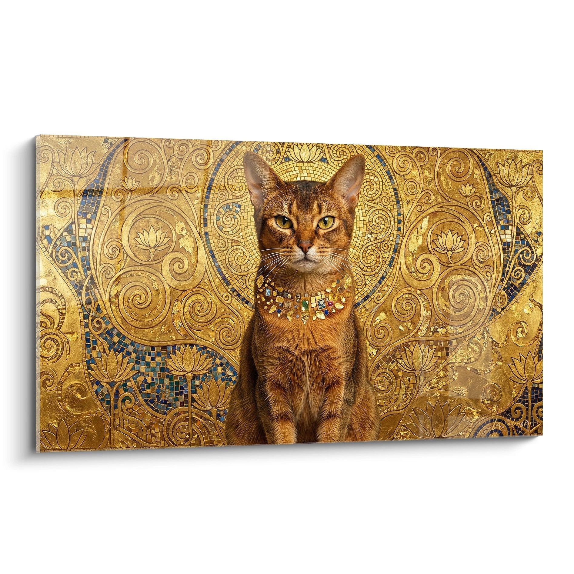 Quadro gatto abissino rosso su sfondo mosaico dorato bizantino con motivi ornamentali e collare prezioso