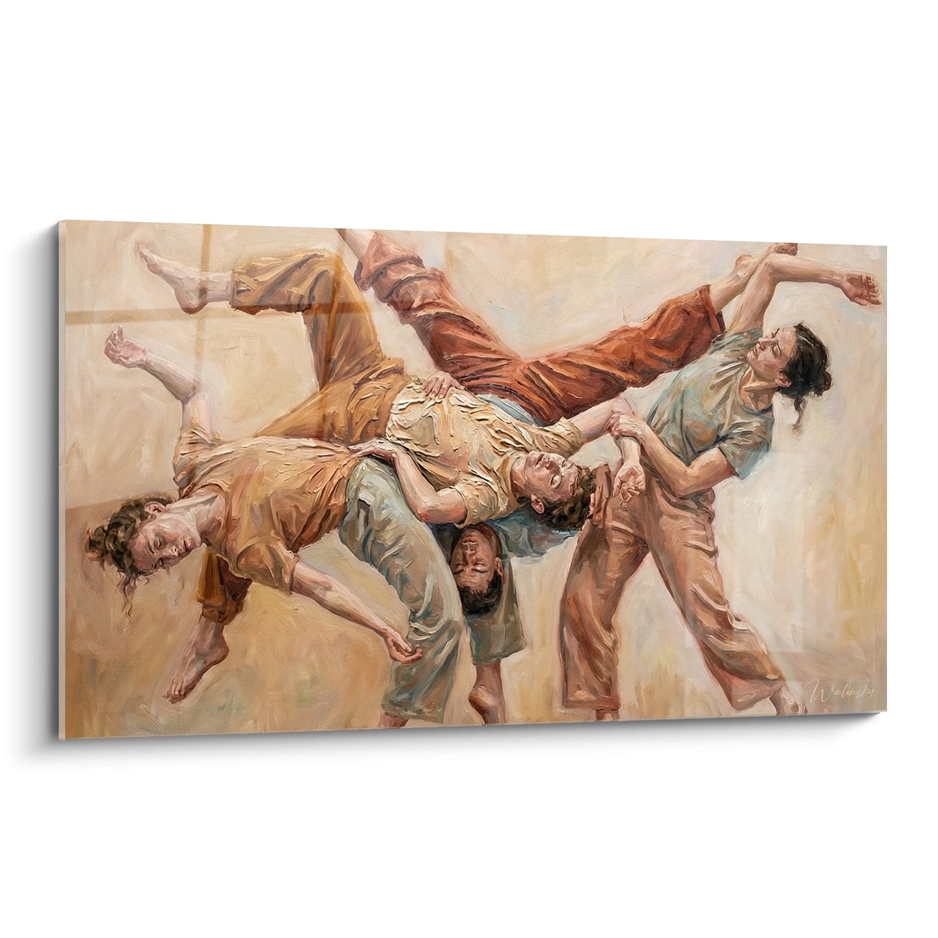 Quadro di danza contemporanea con quattro ballerini in movimento con costumi ocra e verdi su fondo beige