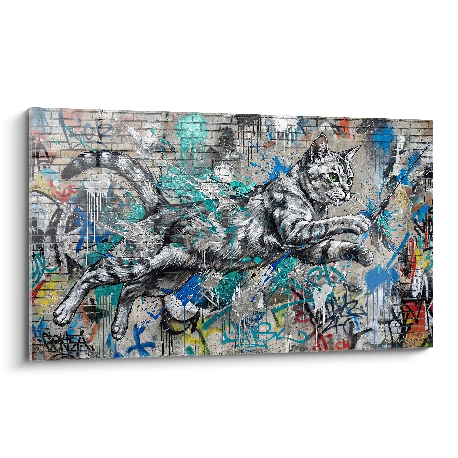 Tableau street art representant un chat gris sur mur de briques avec graffitis colores bleus et verts