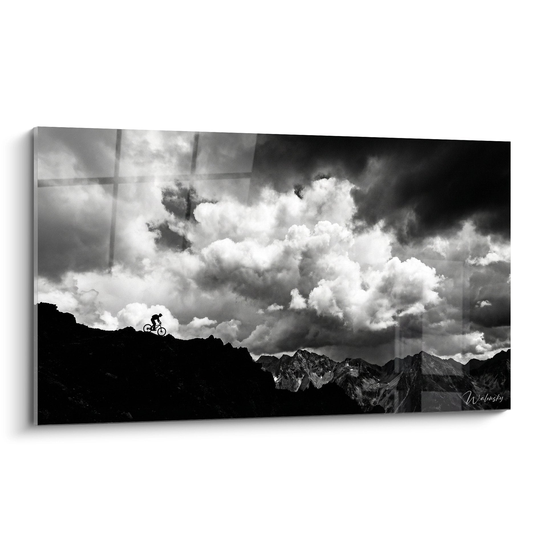 Tableau VTT noir et blanc montrant silhouette cycliste sur crete montagneuse avec ciel dramatique