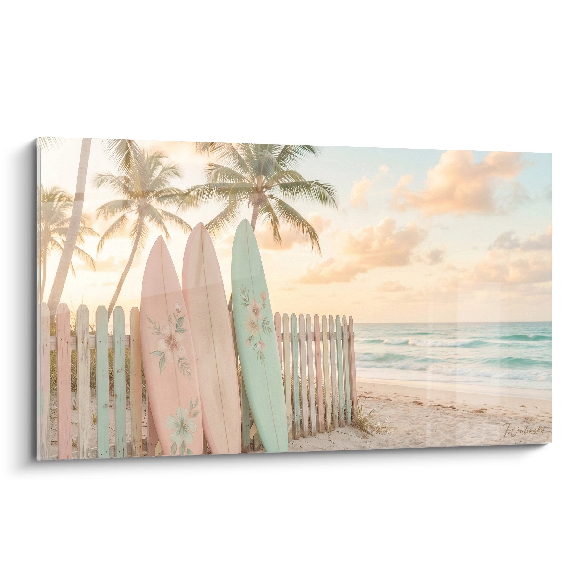 Tableau surf vintage avec planches colorées, palmiers et coucher de soleil tropical sur plage paradisiaque