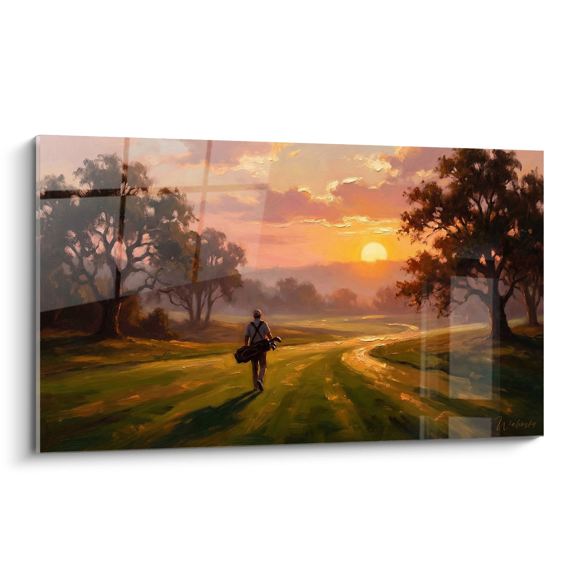 Tableau golf montrant un golfeur marchant au coucher de soleil sur un sentier doré entre les arbres