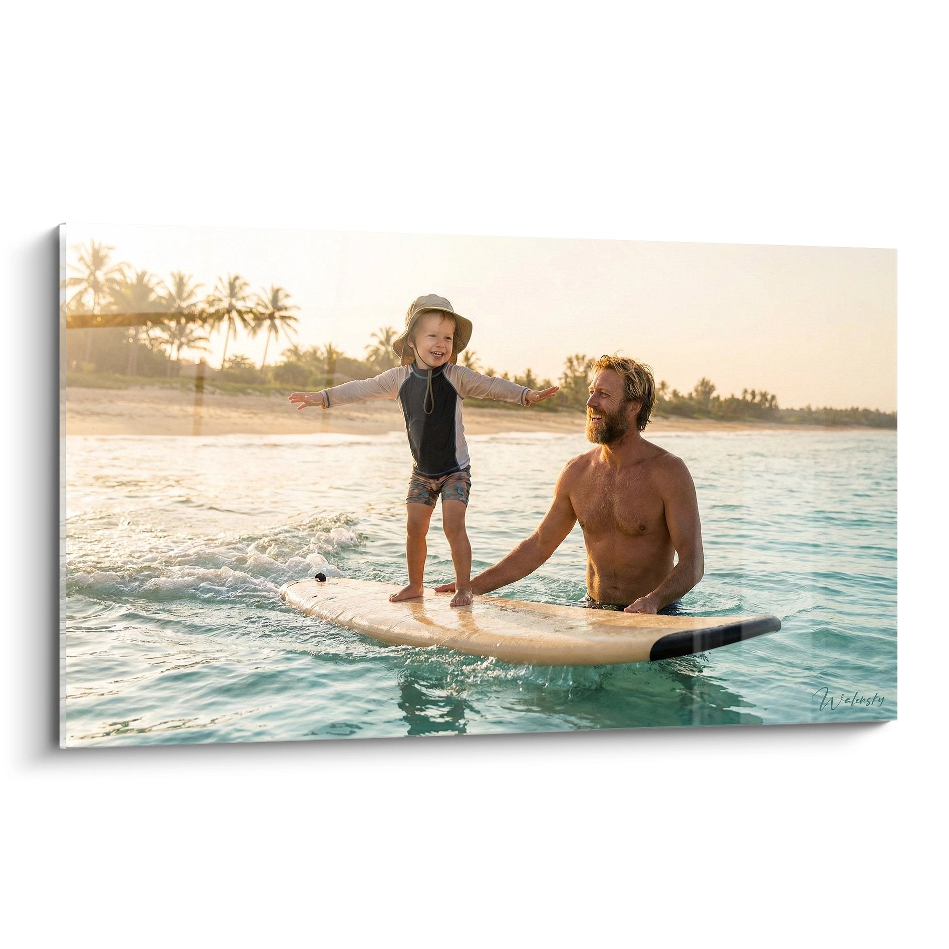 Tableau surf père enfant sur planche coucher soleil océan tropical palmiers complicité familiale